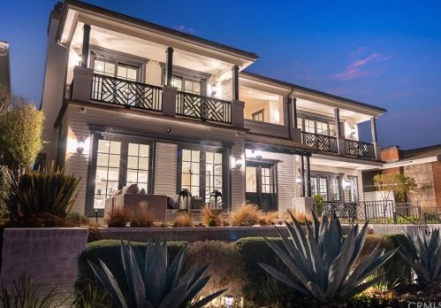 920 Kings Rd, Newport Beach CA  92663-5718 exterior