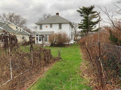 102 Park Ave, Bayshore, NY 11706-7344