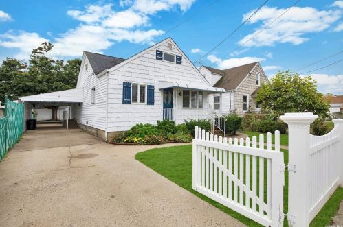75 Kissimee Rd, North Lindenhurst, NY 11757-6816