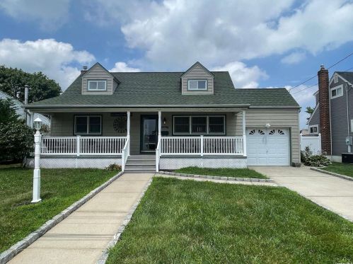 931 Erie Ave, North Lindenhurst, NY 11757-2116