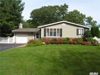 17 Brilner Dr, Smithtown NY  11787-4841 exterior