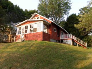 223 Lakeshore Dr, Defreestville, NY 12144-3812