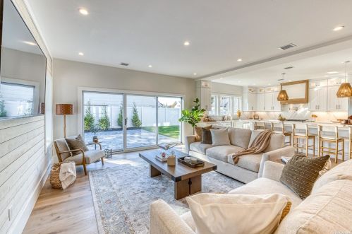 2 Hedge Ln, Westbury NY  11590-6523 exterior