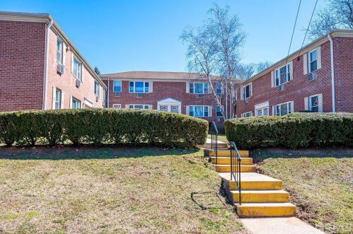 31 York Dr, Helmetta, NJ 08828-4959