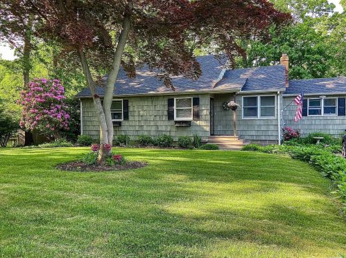 29 Oakwood Ave, Miller Place, NY 11764-2320