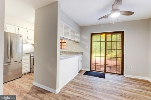 2053 Headlands Cir, Herndon VA  20191-3642 exterior