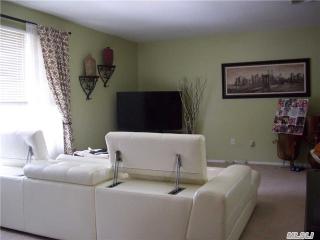 137 Kensington Ave, Rockville Centre NY  11570-5615 exterior