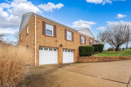 100 Tarpon Dr, Pittsburgh, PA 15212-1158
