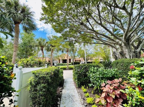 72 7th St, Naples FL  34102-6126 exterior