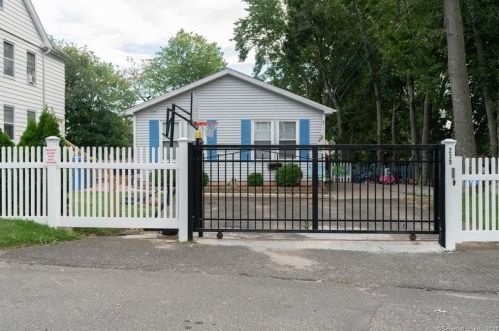 239 Hauser St, Waterbury, CT 06704-2637