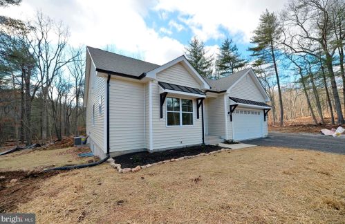 281 Cacapon Ln, Cross Junction, VA 22625-1565