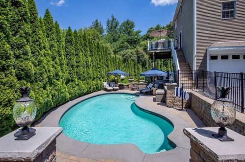 11 Nichols Ln, Middleton, MA 01949-1522