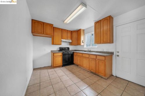 7117 Herbert Guice Way, Oakland CA  94621-3212 exterior