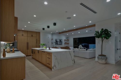12600 Emelita St, North Hollywood CA  91607-1017 exterior