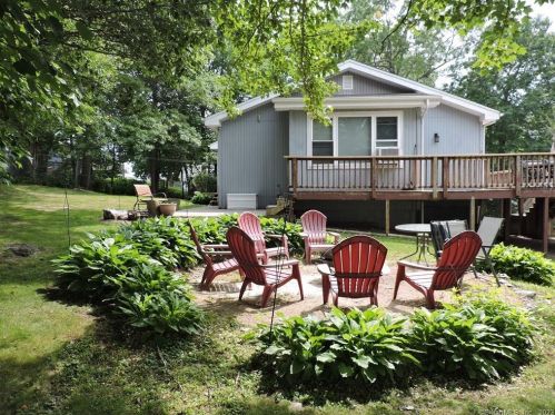 18 Willowledge Cir, Waterbury, CT 06704-1158