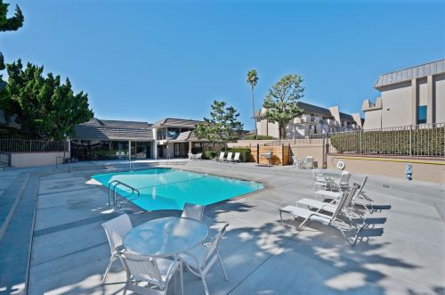 758 Ocean Surf Dr, Solana Beach, CA 92075-2611