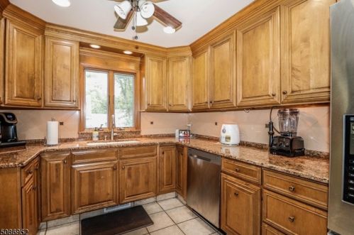 916 Rayhon Ter, Rahway NJ  07065-2153 exterior