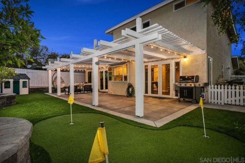 953 Sheffield Dr, Vista, CA 92081-8915