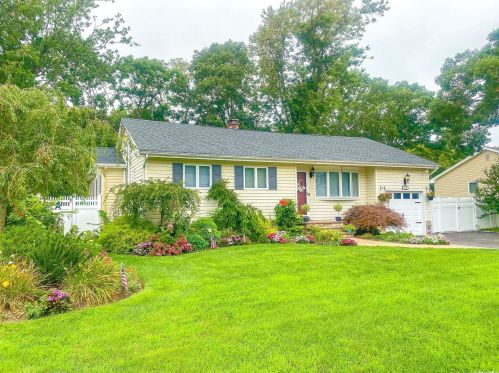 15 Rocket Dr, Islip Terrace, NY 11752-2911