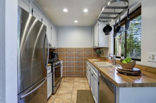 16463 Pine Knoll Rd, Grass Valley CA  95945-8433 exterior