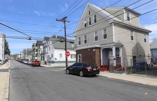 37 Bennington St, Lawrence, MA 01841-2518