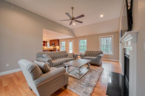 47 Floyd Rd, Derry NH  03038-4712 exterior