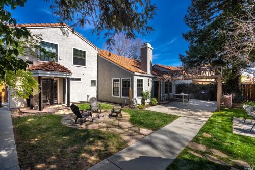 424 Stanford St, Vacaville CA  95687-4653 exterior