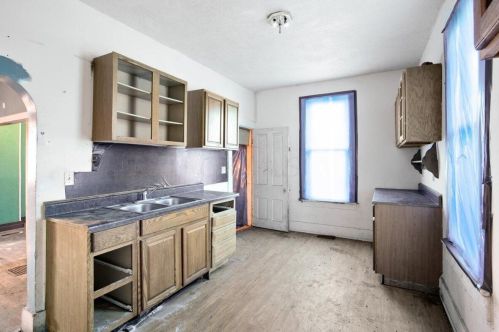 228 Oakland Sq, Bellefontaine OH  43311-2143 exterior