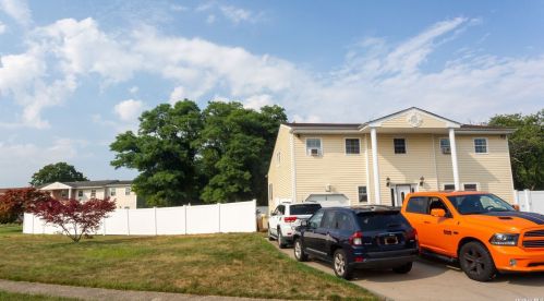 25 Sunshine Ln, Amityville, NY 11701-1628