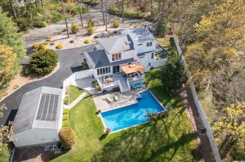 31 Craig Dr, Huntington Station NY 11746-4704 exterior