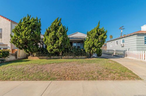 1070 Chalcedony St, San Diego CA  92109-2669 exterior