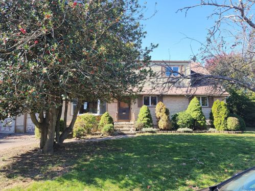 138 3rd St, Deer Park, NY 11729-5100
