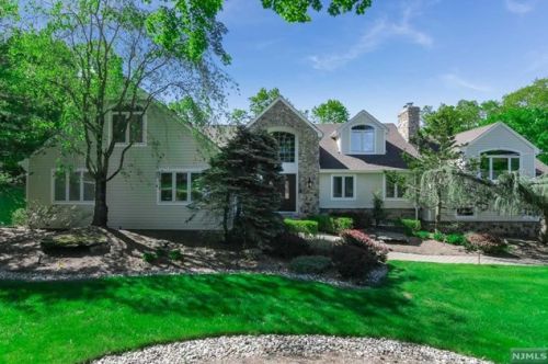 944 Huron Rd, Franklin Lakes, NJ 07417-2278