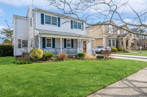48 Heywood St, New Hyde Park, NY 11040-2412