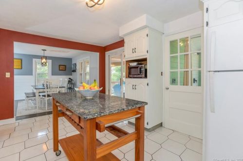 415 Ridge Rd, Middletown CT  06457-5230 exterior