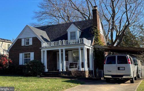 2827 Meadow Ln, Falls Church VA  22042-2320 exterior