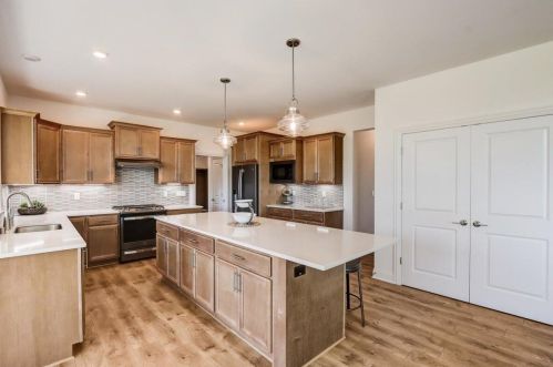 655 Brockway Dr, Mukwonago, WI 53149-9424