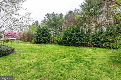 10108 Nedra Dr, Great Falls VA  22066-2835 exterior