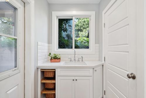 1510 Holman Rd, Oakland CA  94610-1833 exterior