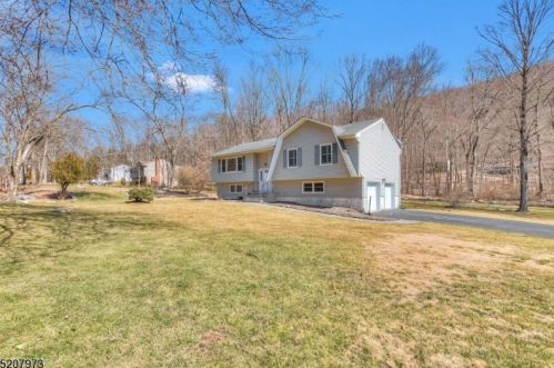140 Stonetown Rd, Skyline Lakes, NJ 07456-1118