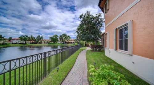 15963 79th Pl, Hialeah FL  33016-6647 exterior