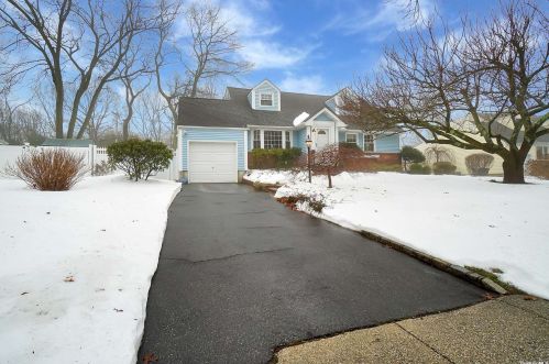 22 Ellen Pl, San Remo, NY 11754-3606