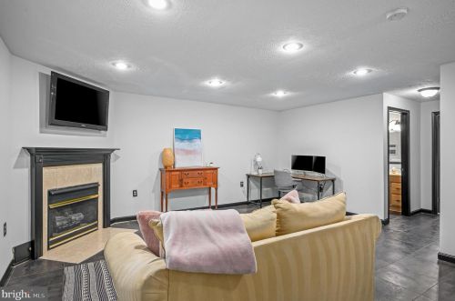 302 Hedgestone Ter, Leesburg VA  20176-4842 exterior