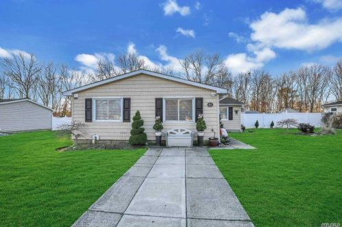 162 6th Ave, Holtsville, NY 11742-2308