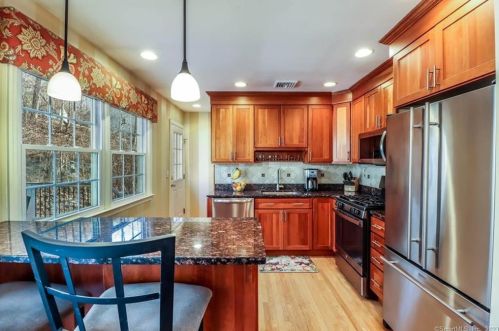 33 Sunset Hill Rd, Brookfield Center CT  06804-3448 exterior