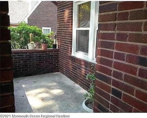 208 Park Dr, Woodbridge NJ  07095-2002 exterior