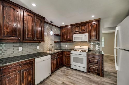 2516 Foxcroft Cir, Denton TX  76209-1501 exterior