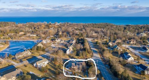 10403 Beechwood Dr, Thiensville, WI 53092-5985