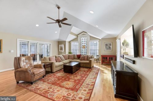 1802 Pimmit Dr, Falls Church VA  22043-1114 exterior