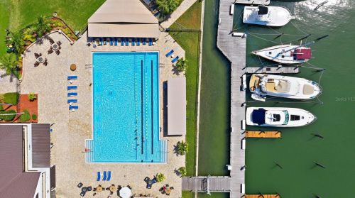 5904 Bayview Cir, Saint Petersburg FL  33707-3930 exterior
